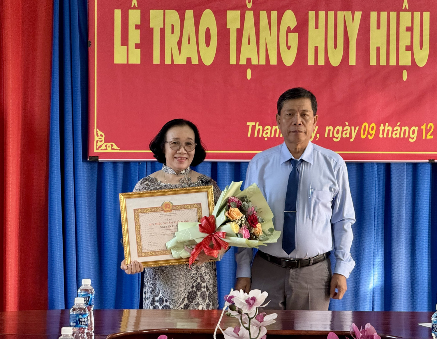 Tân Biên trao Huy hiệu Đảng 30 năm tuổi Đảng cho đảng viên thuộc Đảng uỷ xã Thạnh Tây