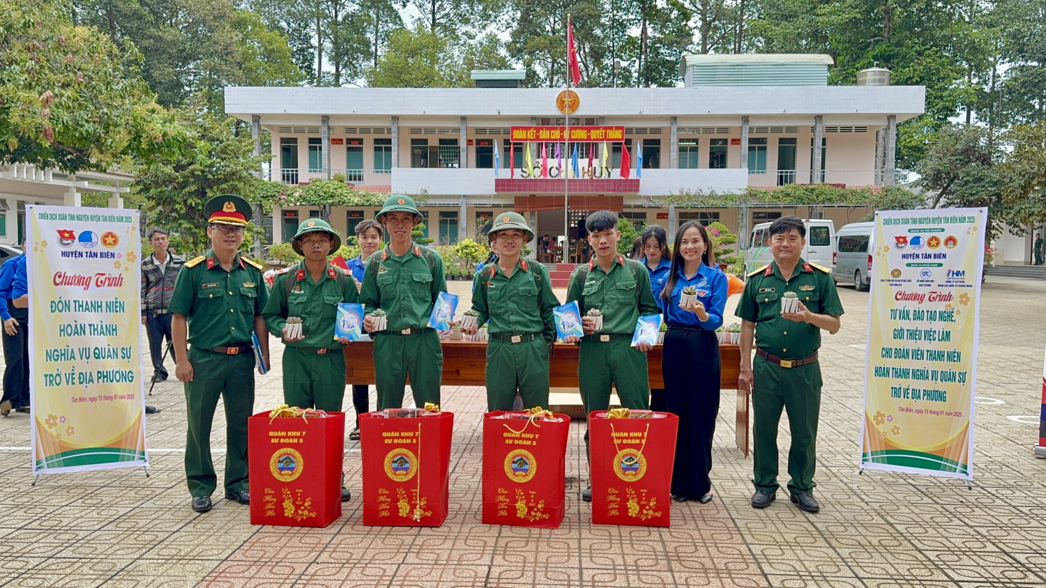 Tân Biên đón 148 quân nhân hoàn thành nghĩa vụ quân sự trở về địa phương