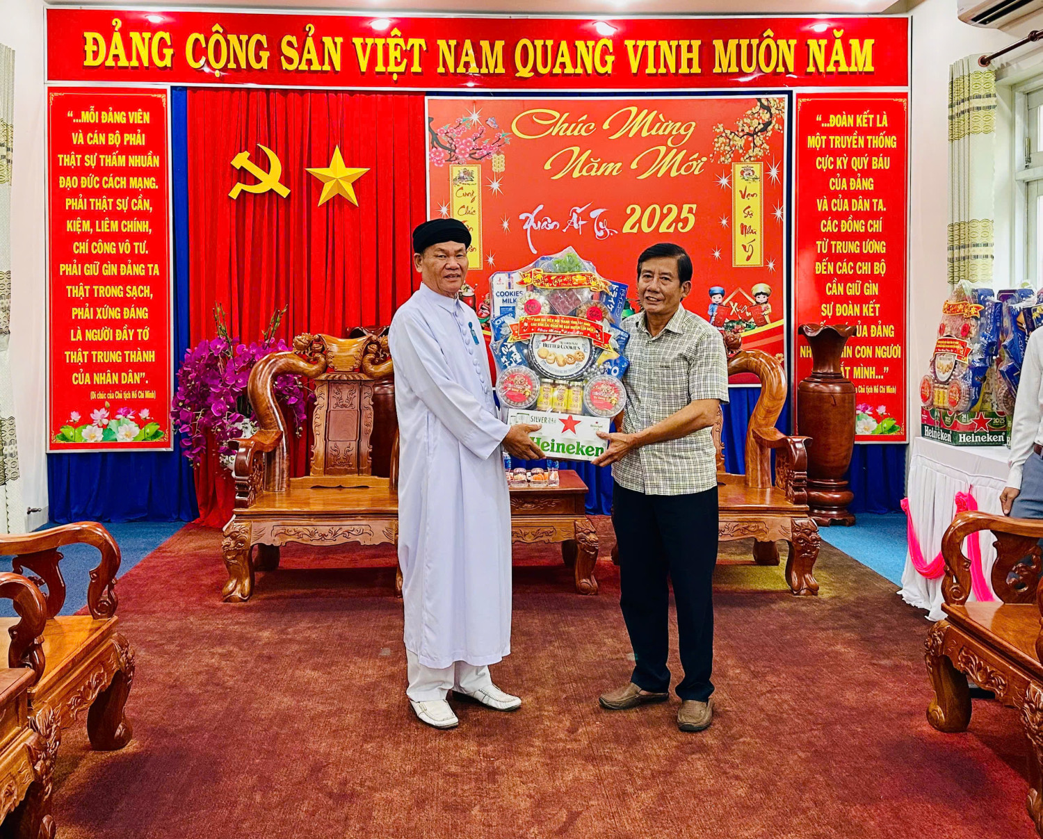 Tân Biên: Ban đại diện Hội Thánh Cao Đài Tây Ninh cùng các Ban Cai quản họ đạo Cao Đài trên địa bàn huyện Tân Biên đến thăm và chúc tết lãnh đạo huyện