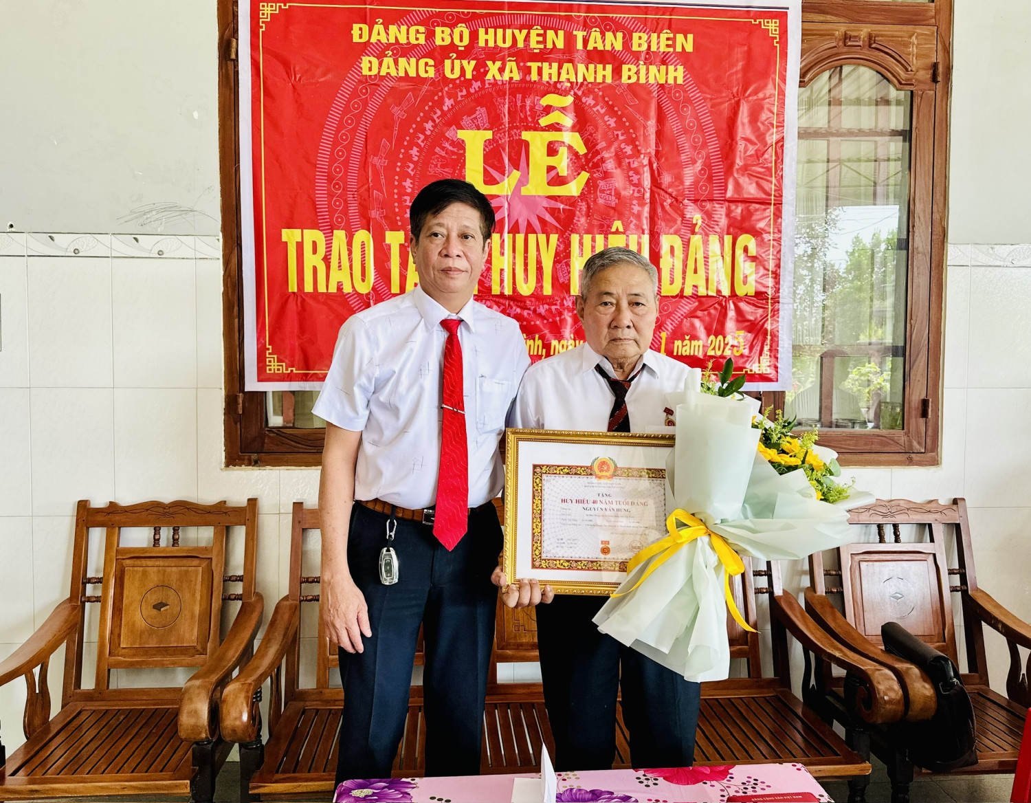 Tân Biên: trao tặng Huy hiệu 40 năm tuổi Đảng cho đảng viên xã Thạnh Bình