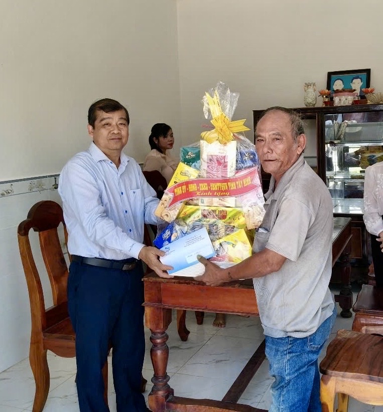 Chủ tịch Ủy ban MTTQ Việt Nam tỉnh thăm người có công trên địa bàn huyện Tân Biên