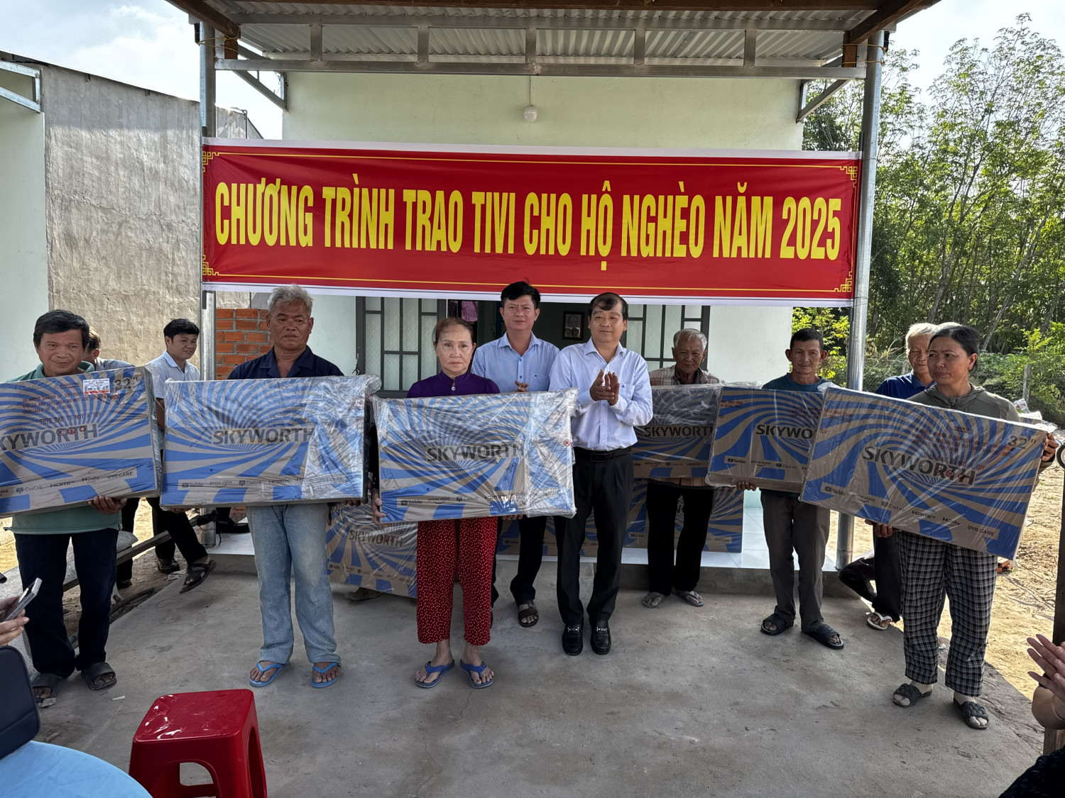 Chủ tịch Ủy ban MTTQ Việt Nam tỉnh trao Tivi cho hộ nghèo
