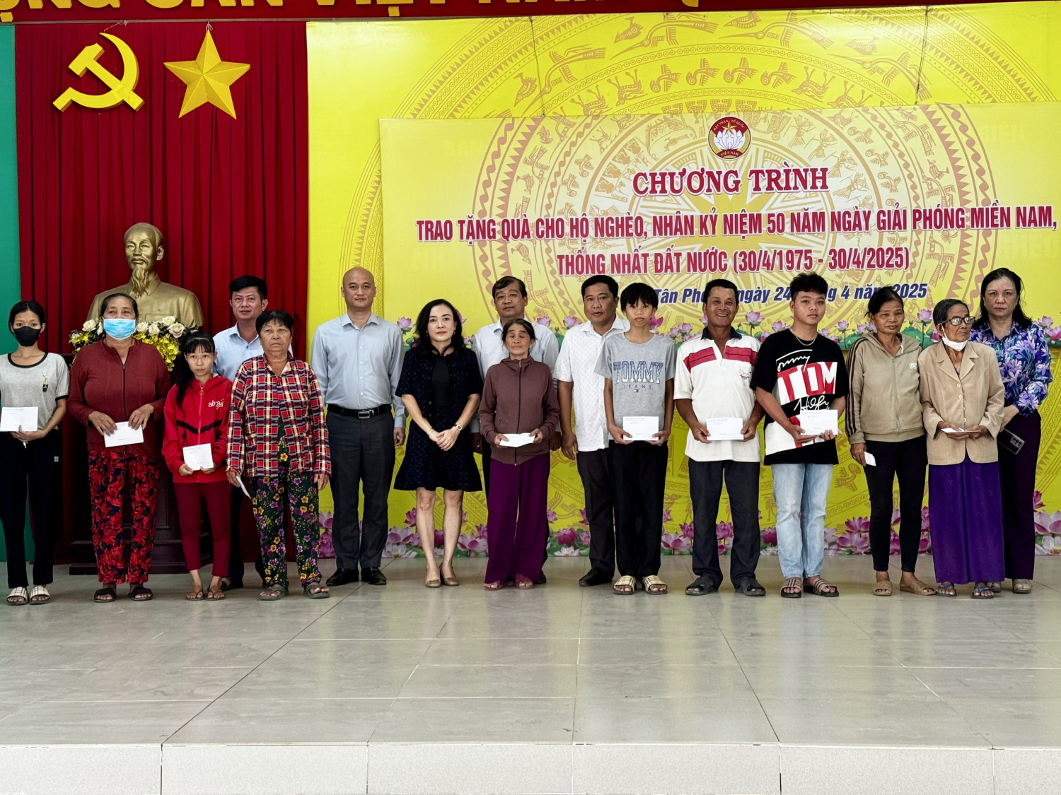 Chủ tịch Ủy ban MTTQ Việt Nam tỉnh trao quà cho 260 hộ nghèo xã Tân Phong.