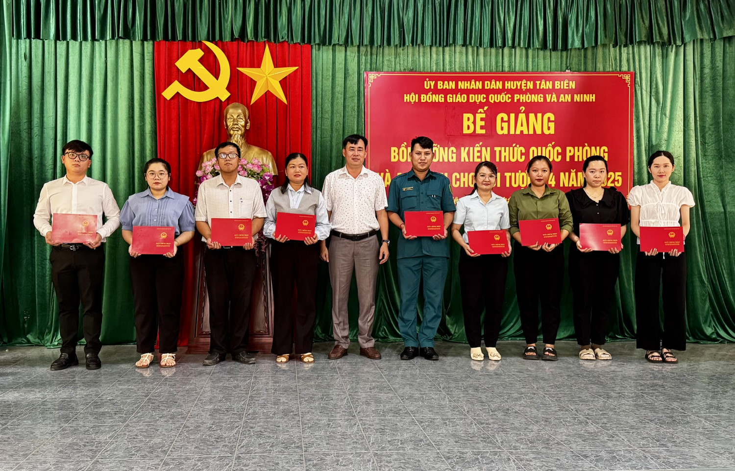 Tân Biên: Bế giảng lớp bồi dưỡng kiến thức quốc phòng và an ninh cho đối tượng 4 năm 2025