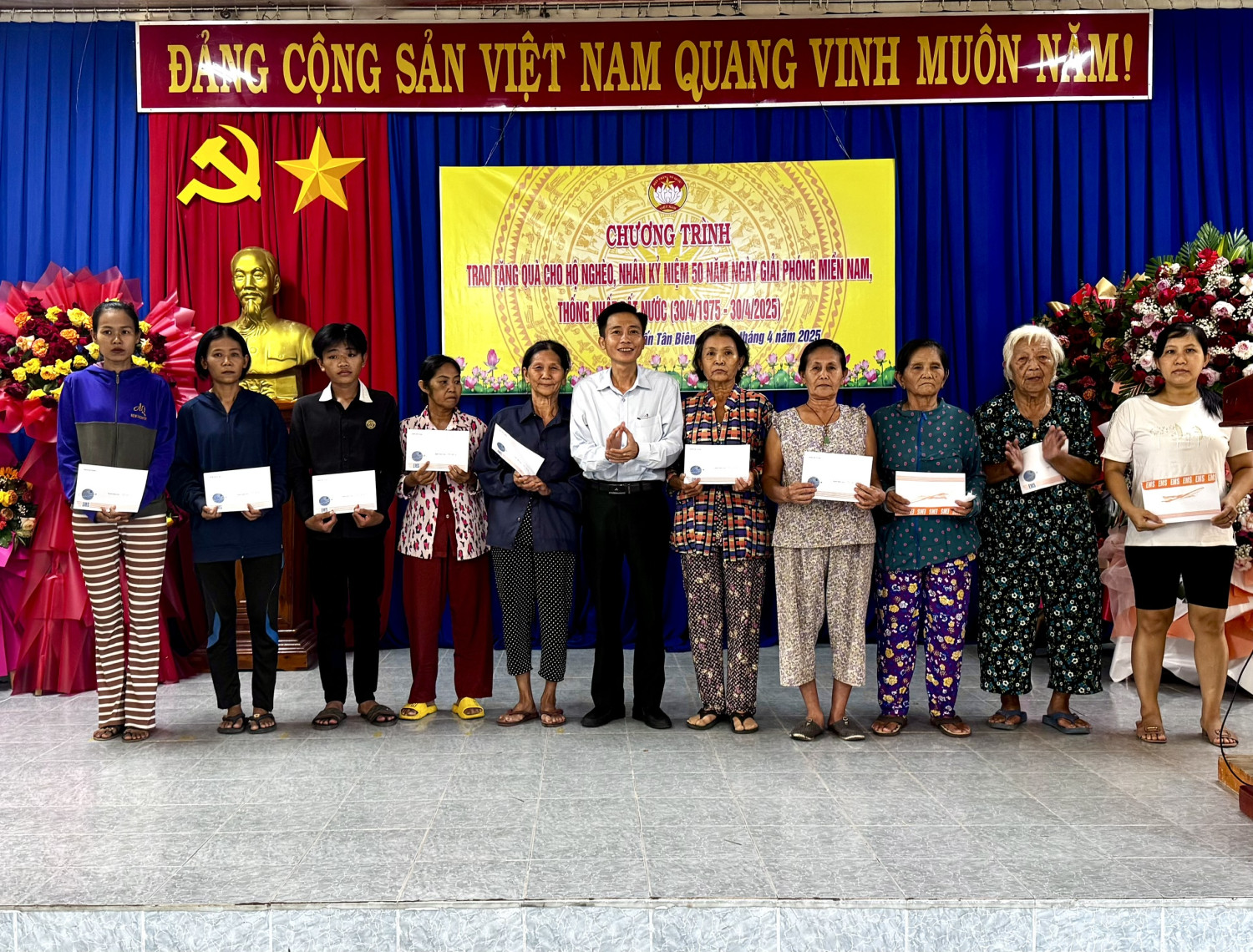 Trao 20 phần quà cho hộ nghèo thị trấn Tân Biên
