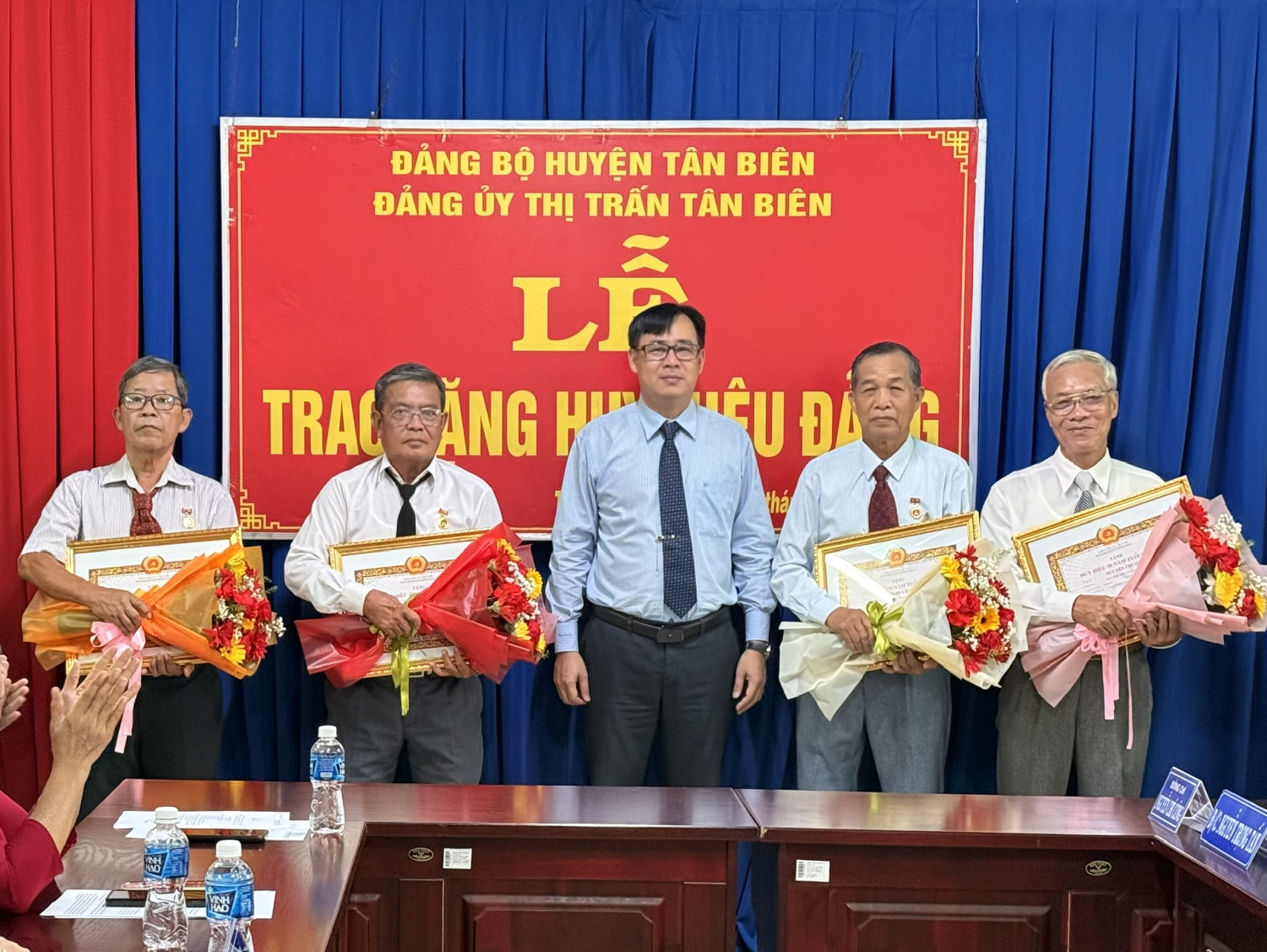 Tân Biên: Trao tặng Huy hiệu Đảng cho 4 đảng viên thuộc Đảng ủy thị trấn