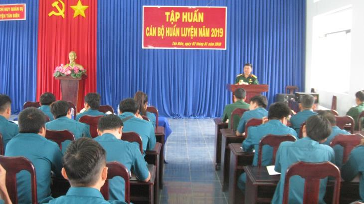 Ban CHQS huyện Tân Biên tập huấn cán bộ huấn luyện năm 2019