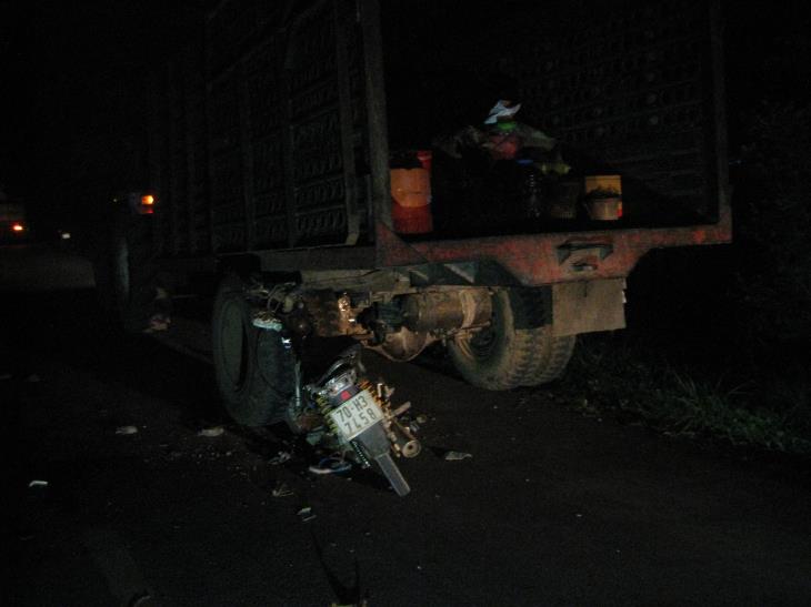Tân Biên: Xe honđa đâm vào đuôi xe máy kéo, 1 người tử vong