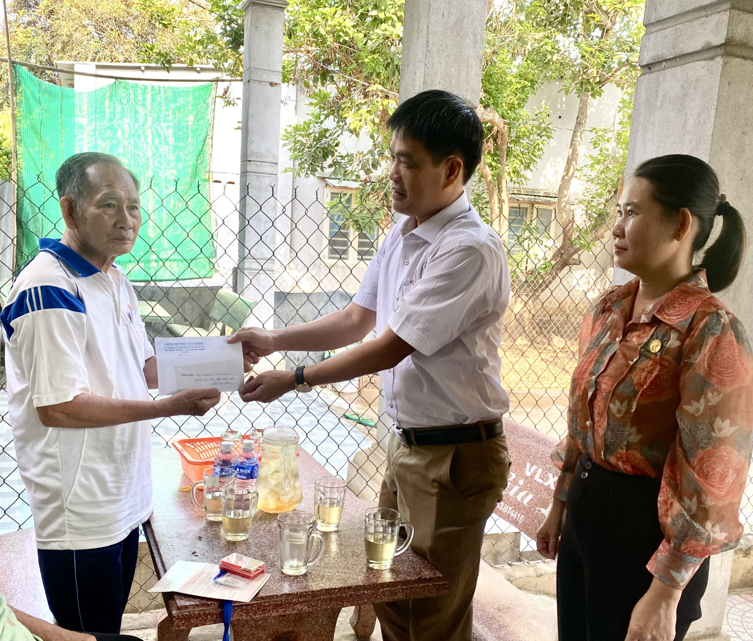 Bí thư Huyện ủy Tân Biên Thành Từ Dũ thăm tặng quà các gia đình chính sách.