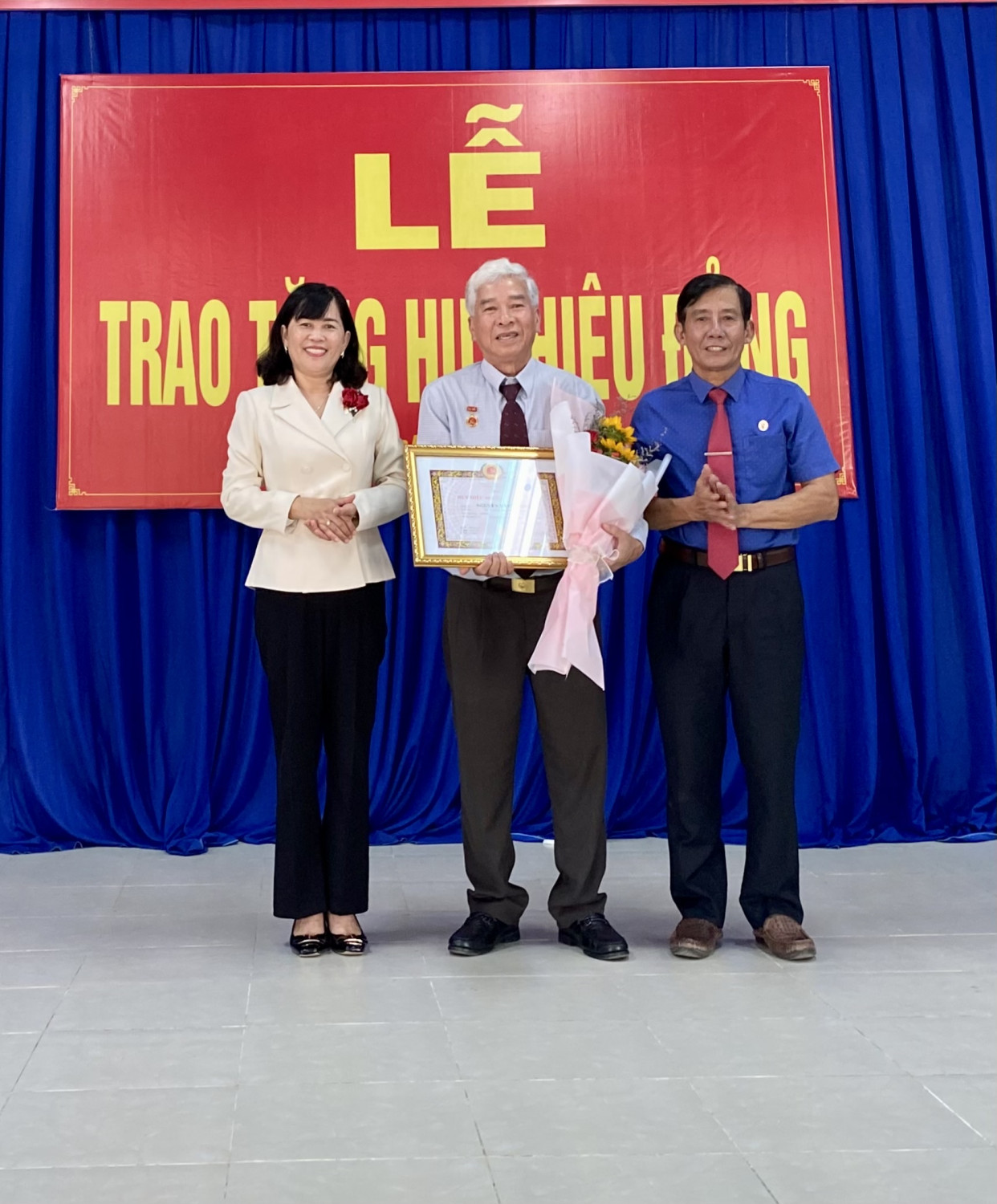 Tân Biên Nguyên Chủ tịch UBND huyện Nguyễn Văn Thông nhận huy hiệu 40 năm tuổi đảng
