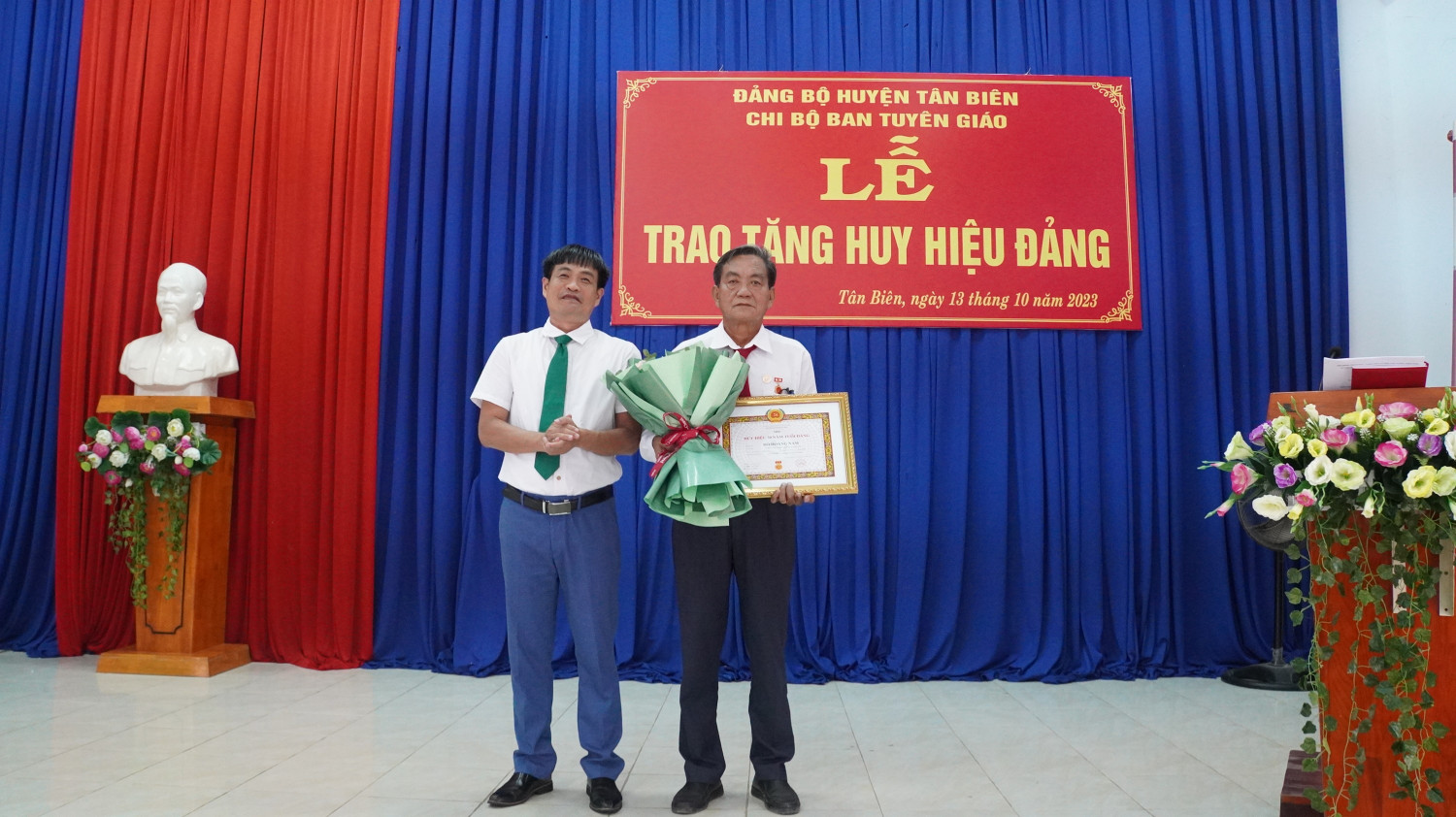 Trưởng Ban Tuyên giáo huyện ủy Tân Biên nhận huy hiệu 30 năm tuổi đảng