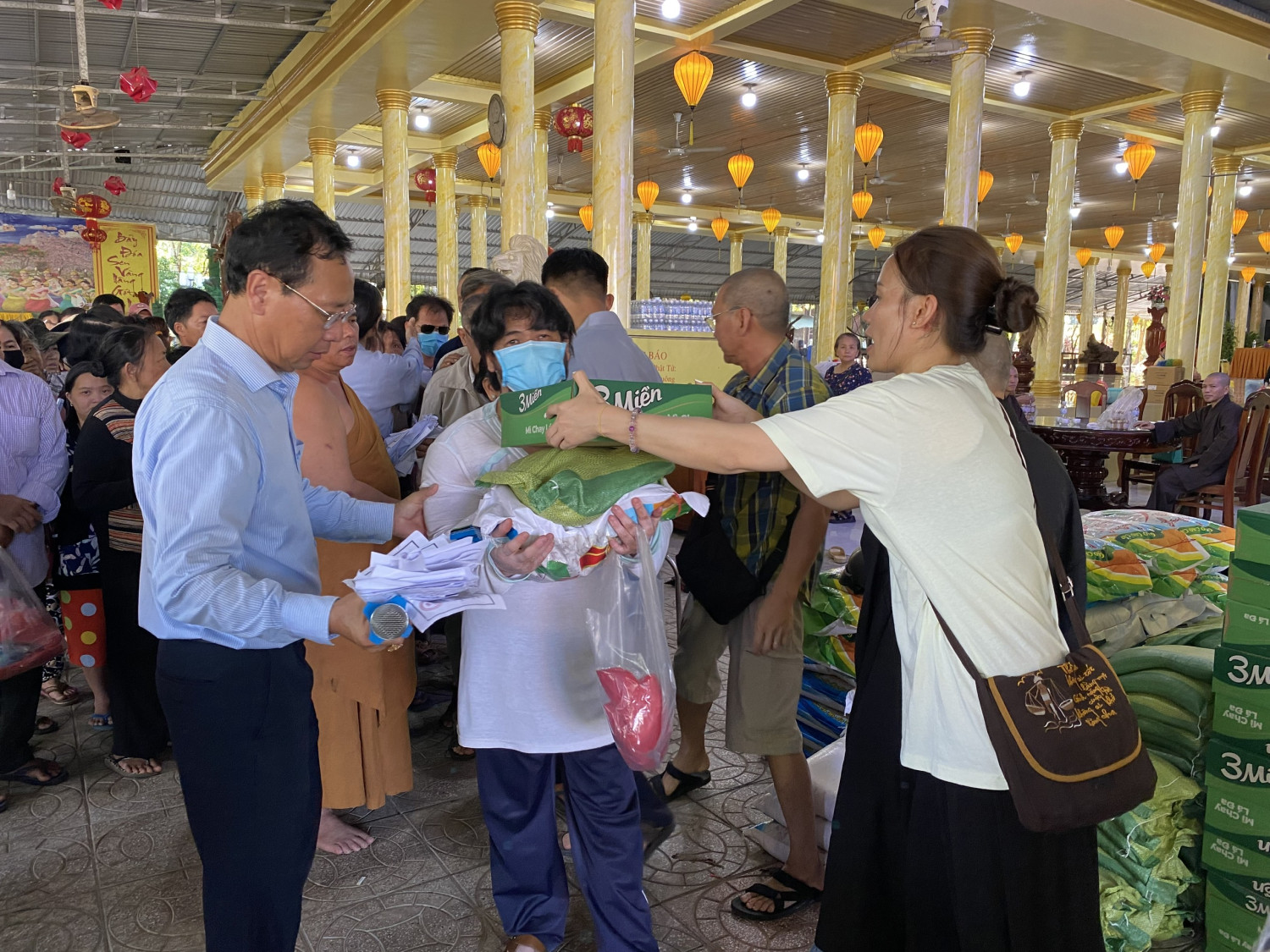 Hội Nạn nhân chất độc da cam /Dioxin huyện Tân Biên trao quà cho nạn nhân da cam có hoàn cảnh khó khăn.