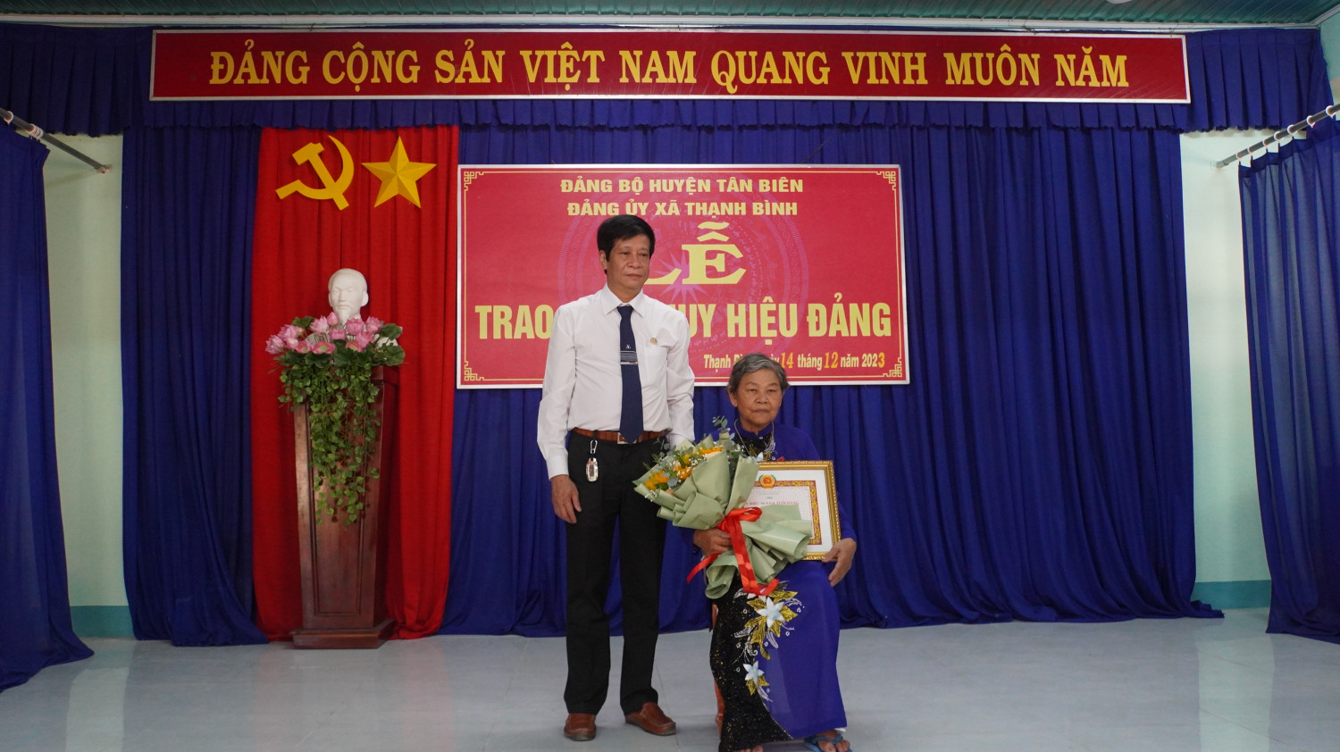 Tân Biên Trao huy hiệu 50 năm tuổi Đảng cho đảng viên thuộc Đảng bộ xã Thạnh Bình