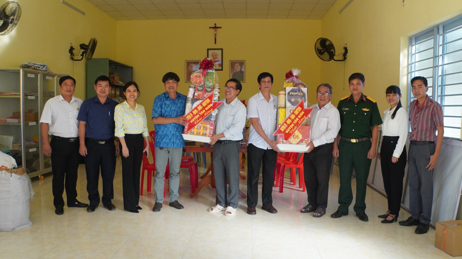 Lãnh đạo huyện Tân Biên thăm, chúc mừng giáng sinh năm 2023