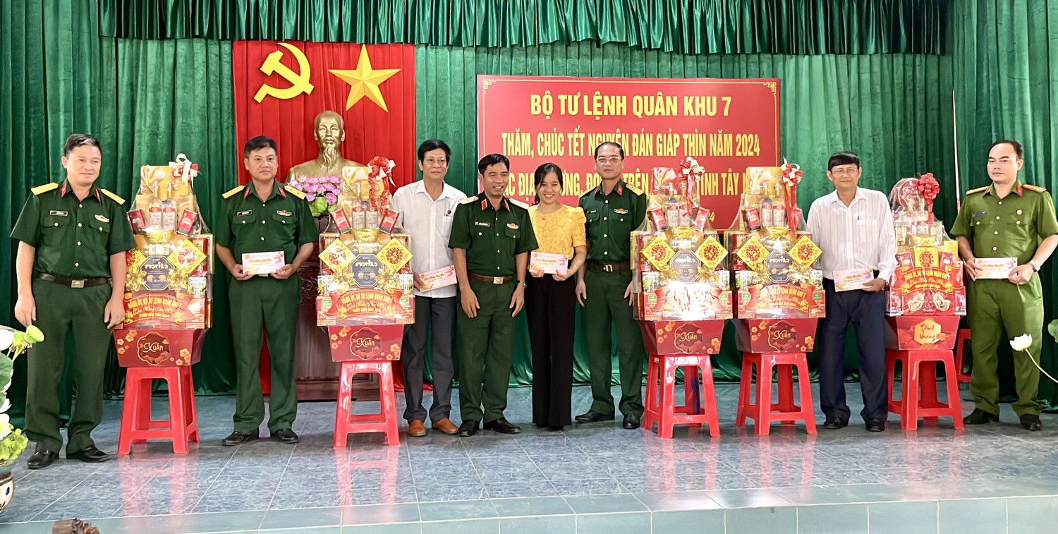 Thiếu tướng Đặng Văn Hùng – Phó Tư lệnh, Tham mưu trưởng Quân khu 7 thăm, chúc tết các cơ quan đơn vị huyện Tân Biên