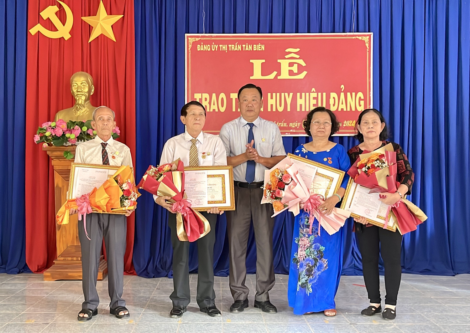 Tân Biên trao huy hiệu đảng cho 6 đảng viên  thuộc Đảng bộ Thị trấn Tân Biên