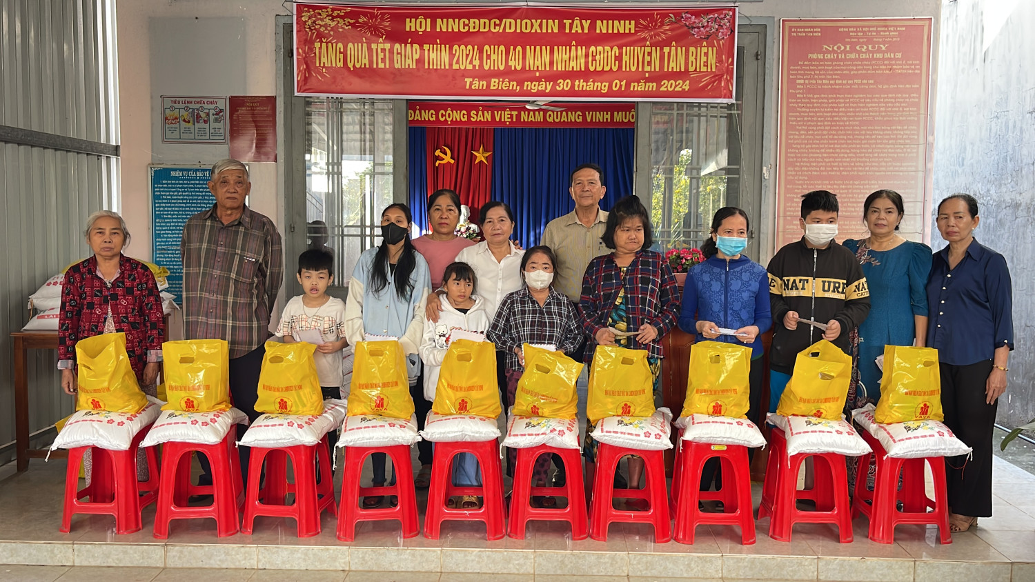 Hội NNCĐDC/Dioxin huyện Tân Biên trao 130 phần quà cho hội viên có hoàn cảnh khăn.