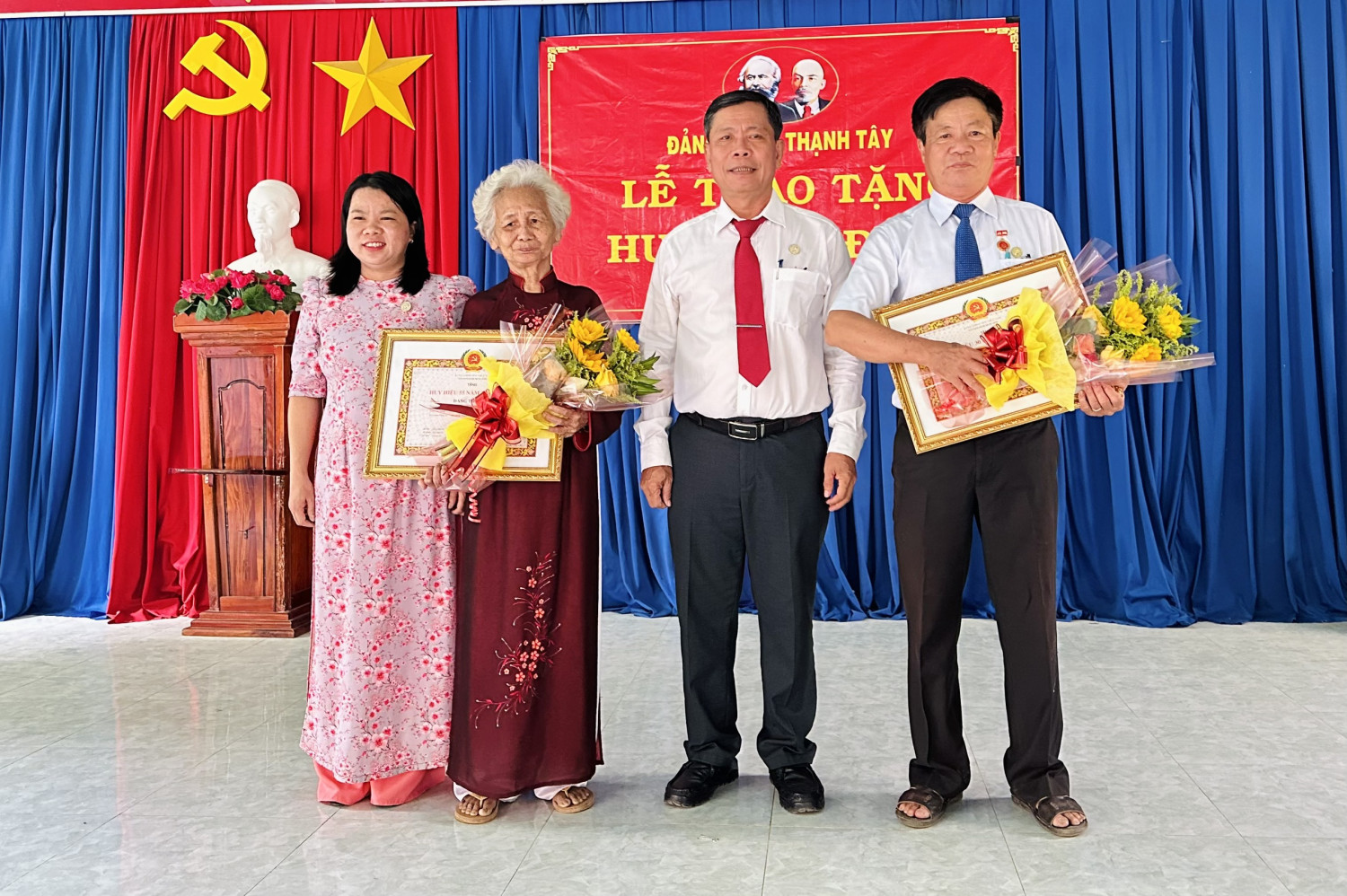 Tân Biên Trao huy hiệu 55, 30 năm tuổi Đảng cho đảng viên thuộc Đảng bộ xã Thạnh Tây